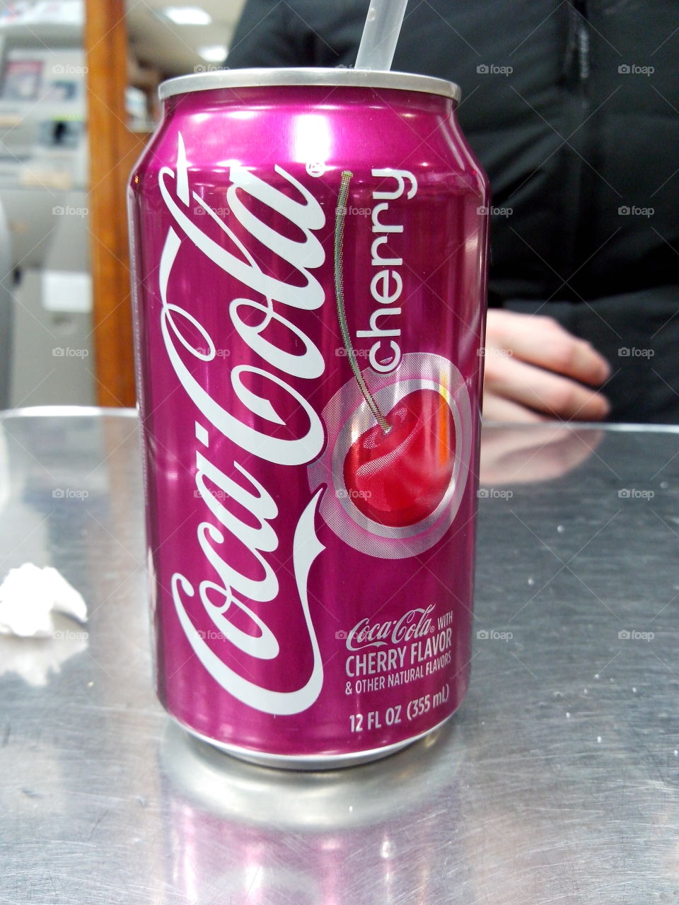 coca cola cherry can
