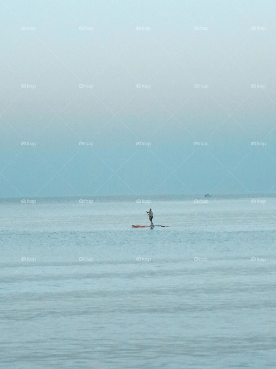 the sea and the sky of the same shade of color