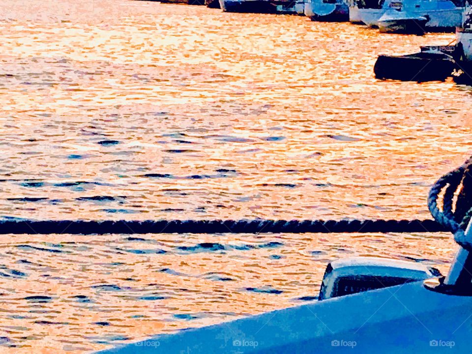 A view of the water during the „golden hour“ of sunset approaching dusk in the late afternoon at Newtown Creek in Long Island City, Queens, New York. Photo from 2020. Hypnotic Productions