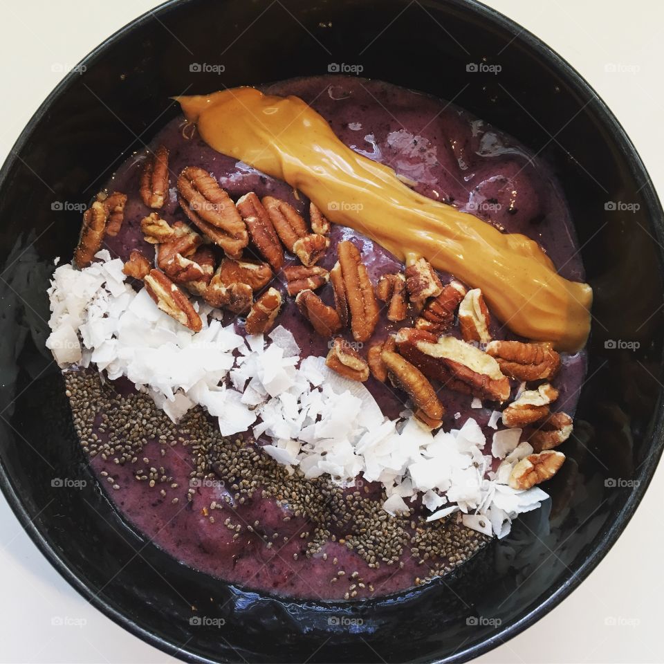 Smoothie bowl topped with melted peanut butter, pecans, chia seeds & coconut flakes🙌🏻