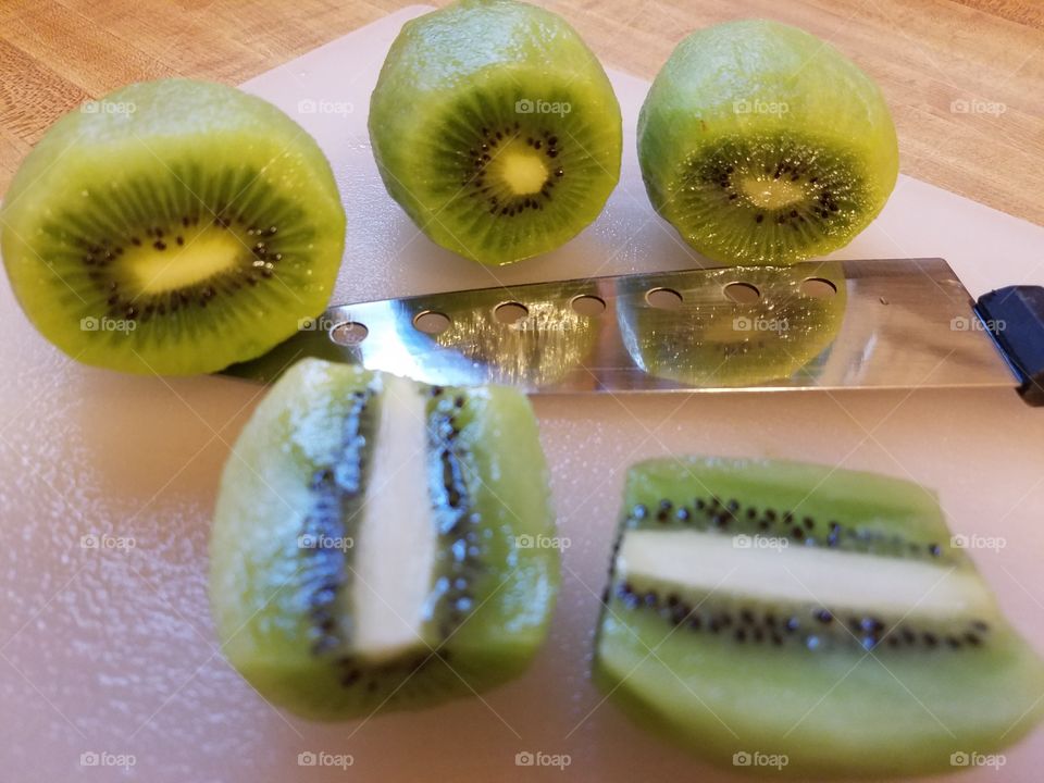 cutting kiwi