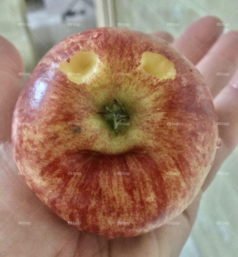 Uma maçã com sorriso no rosto! Apple with smile. Saborosa e nutritiva, divertindo o almoço. 