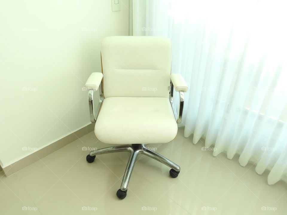 Cadeira branca em couro para escritório 