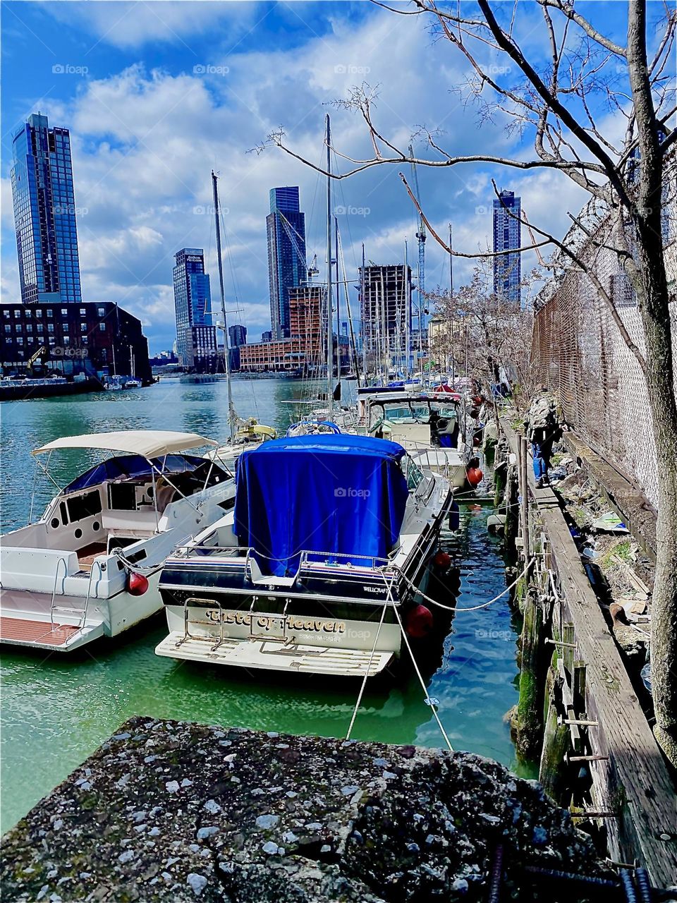 These boats are “parked” here regularly at “Newtown Creek” in “Long Island City”, and are wonderful to admire. 2023. Hypnotic Productions