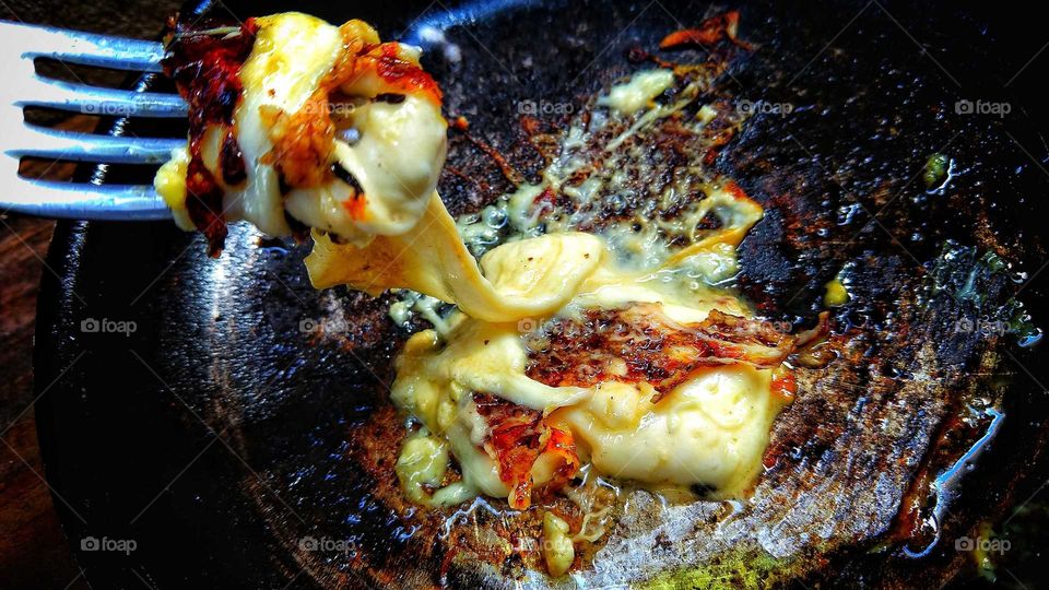 Queijo quente derretido.