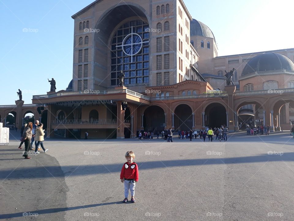 child walking in Aparecida do Norte