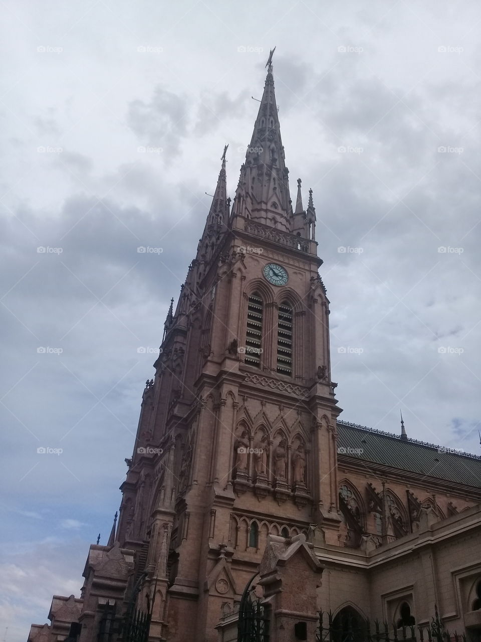 parte lateral de la Basílica Nuestra Señora de Luján, en la ciudad de Luján, provincia de Buenos Aires.