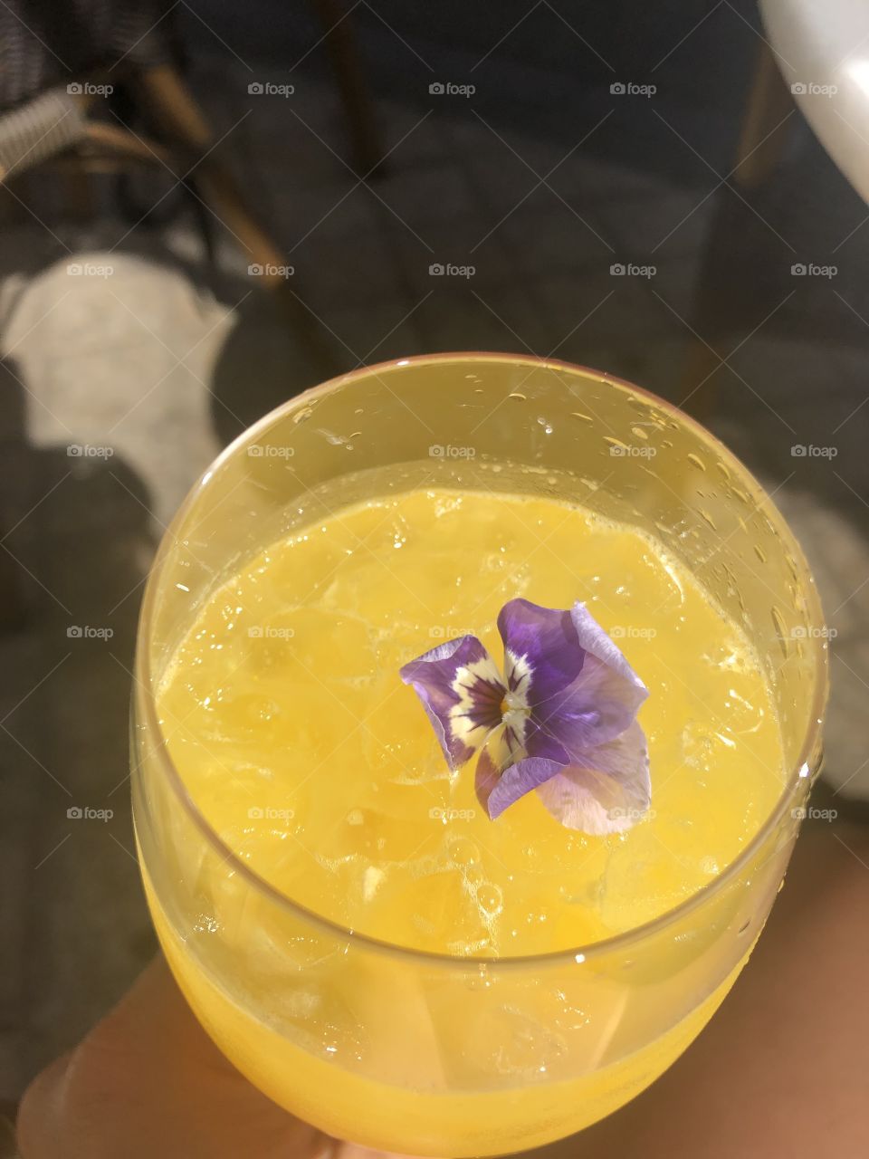Orangensaft mit Veilchen auf Eis 