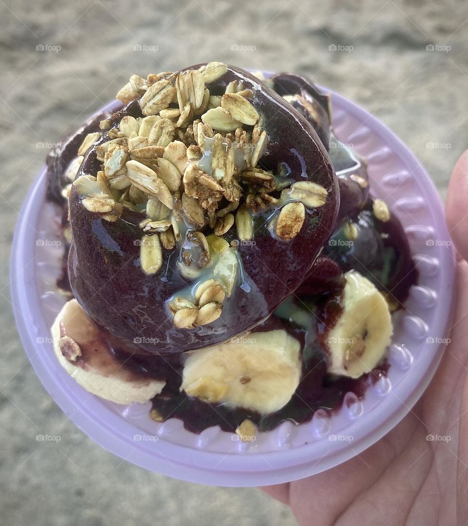 New Year's Resolution: Eat only healthy things, like açaí! A delicacy full of energy from Brazil. / Resolução de Ano Novo: comer somente coisas saudáveis, como, por exemplo, açaí! Uma iguaria cheia de energia do Brasil. 