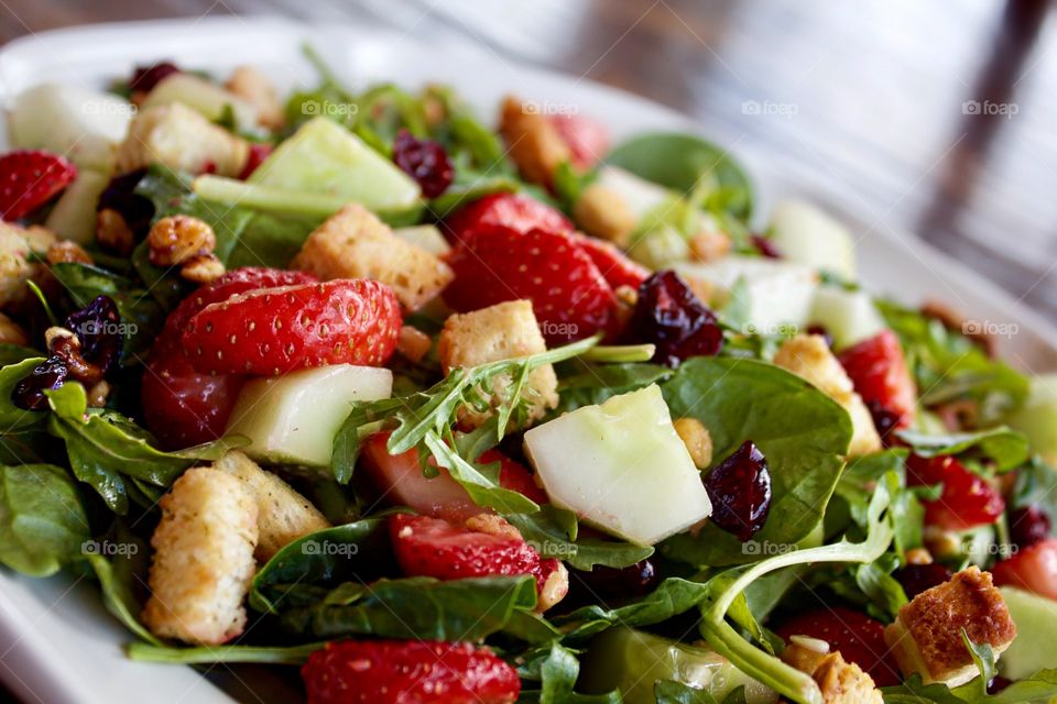 Strawberry spinach salad