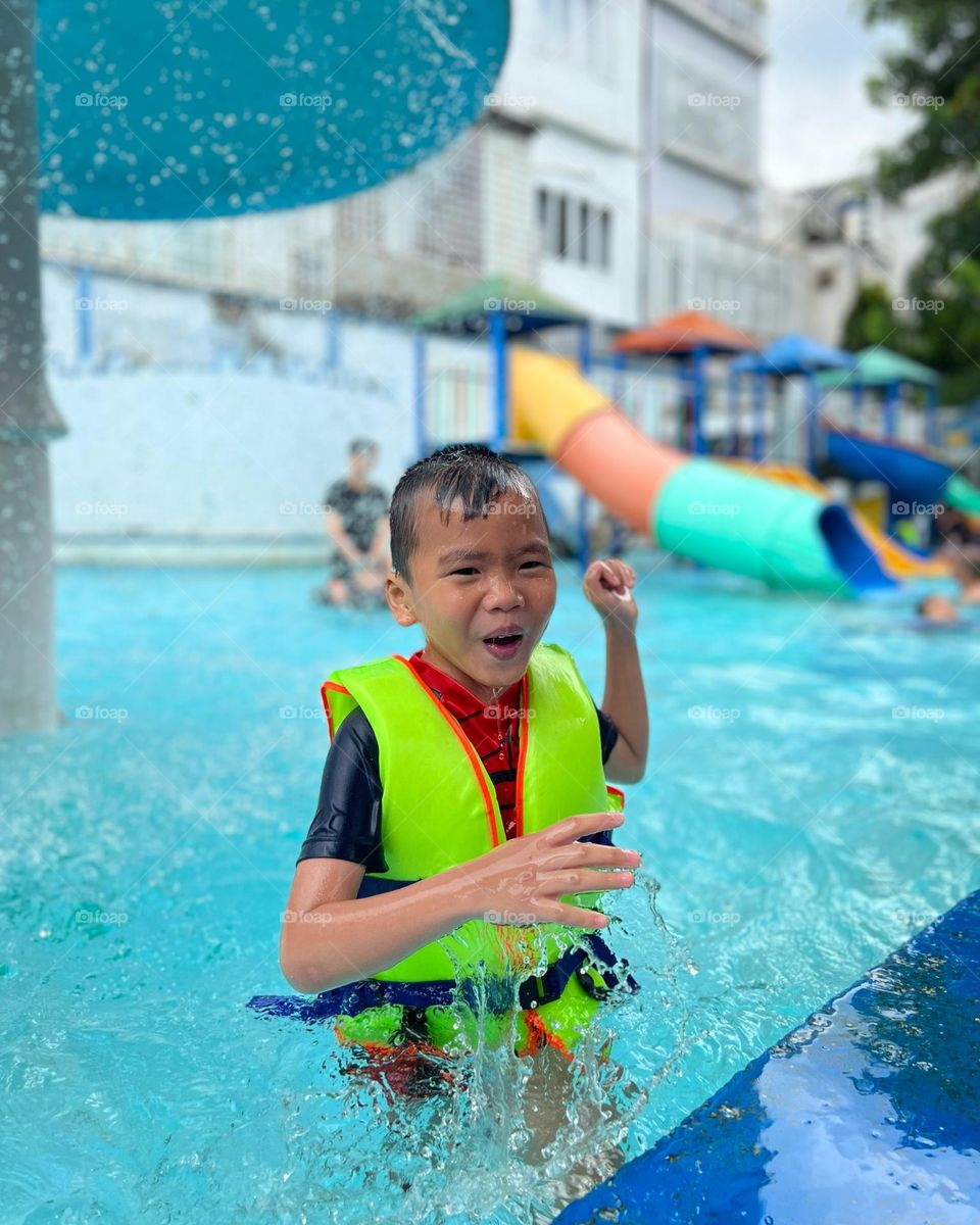 The kid in swimming pool 