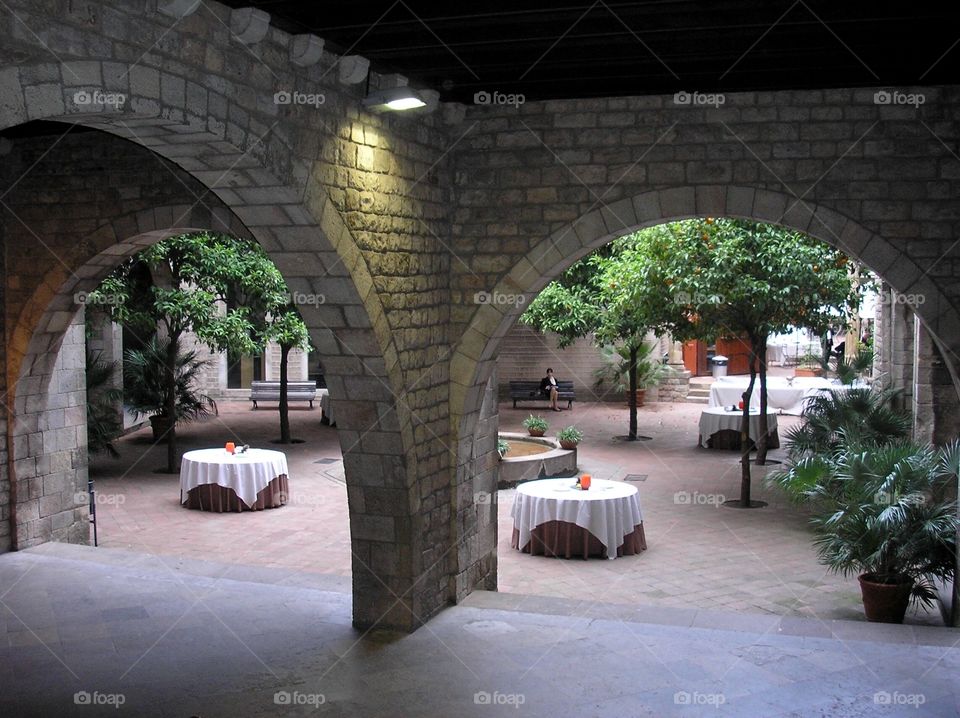 A restaurant in the courtyard of a building in the gothic district