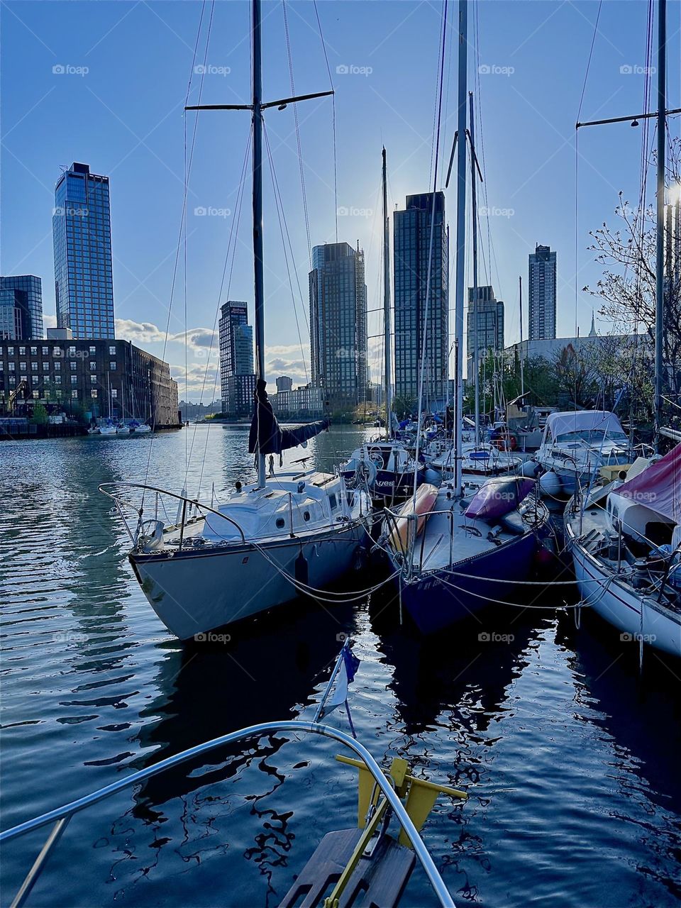 This is „Newtown Creek“ by the „Pulaski Bridge“ in LIC, Queens with its variety of pretty boats. Across the „East River“ there is „Greenpoint“, Bklyn on the left, LIC and „Manhattan“ on the right. 2024. Hypnotic Productions
