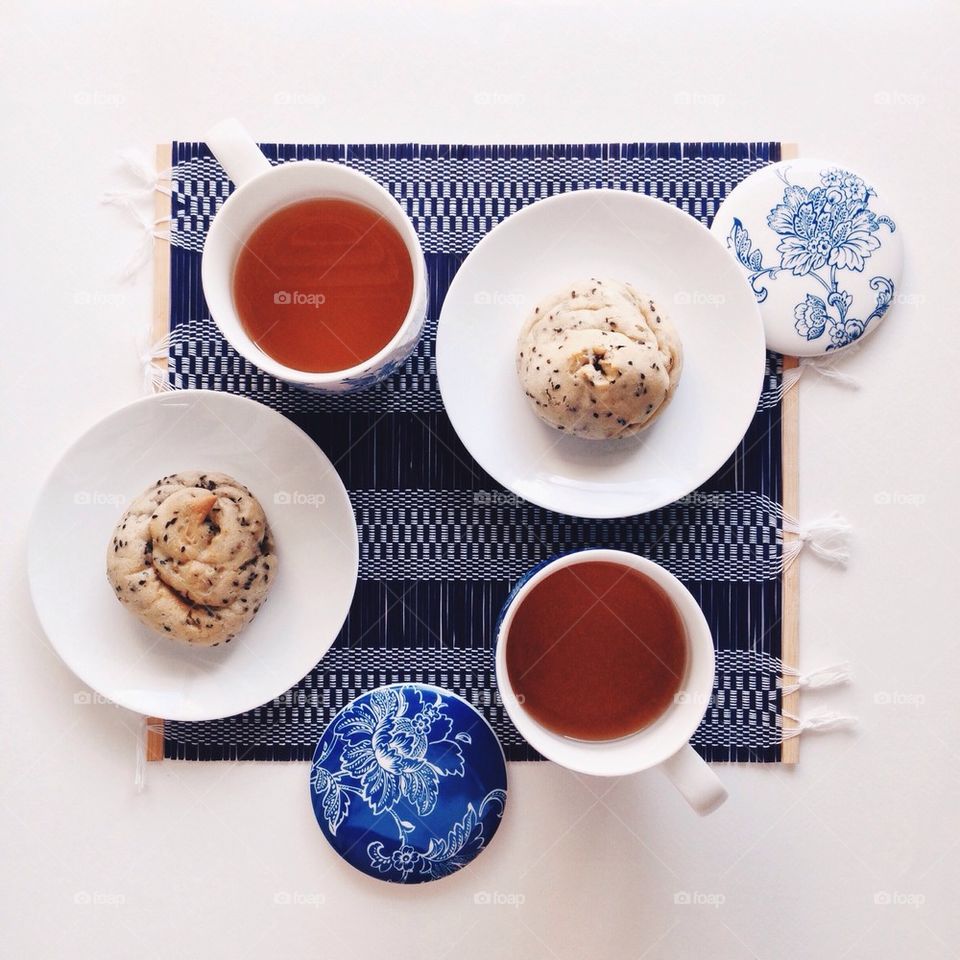 Tea with black sesame bread