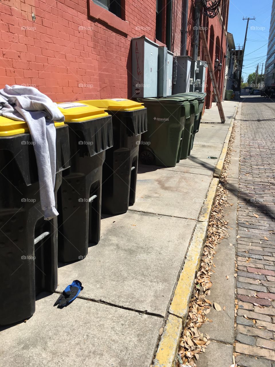 Glovepoint. Recycling cans. 