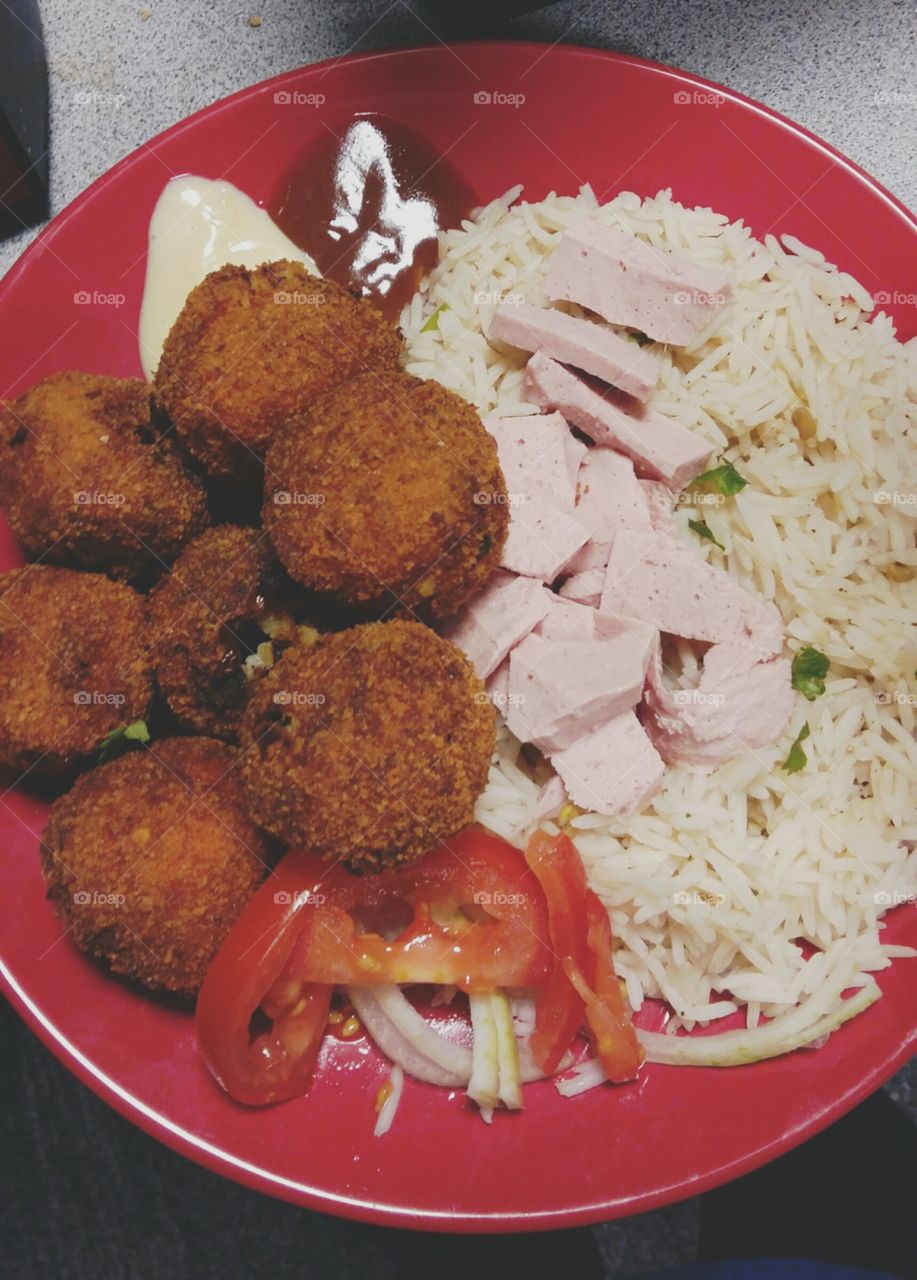 Aloo puri with brown rice.
aloo puri is made with pulled chicken rolled up into a ball of mashed potatoe and marinated in bread crumbs..#deep oil fried.
along side with turkey salami pieces, tomatoes..onions..lemon juice #salad.
Brown rice cooked with jerk chicken spice.
