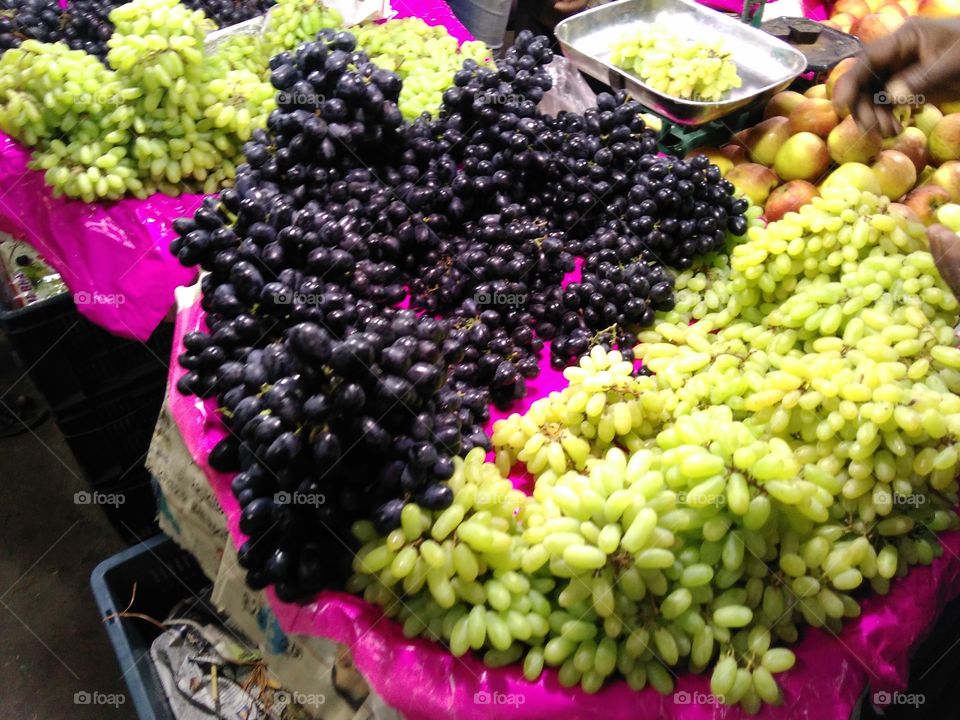 A partition of Black and Green grapes