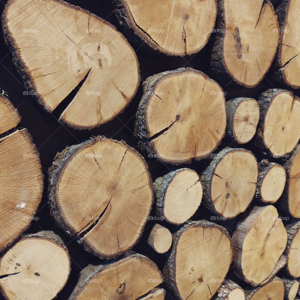 Pared hecha con troncos de árbol tratado natural. Super wood!!