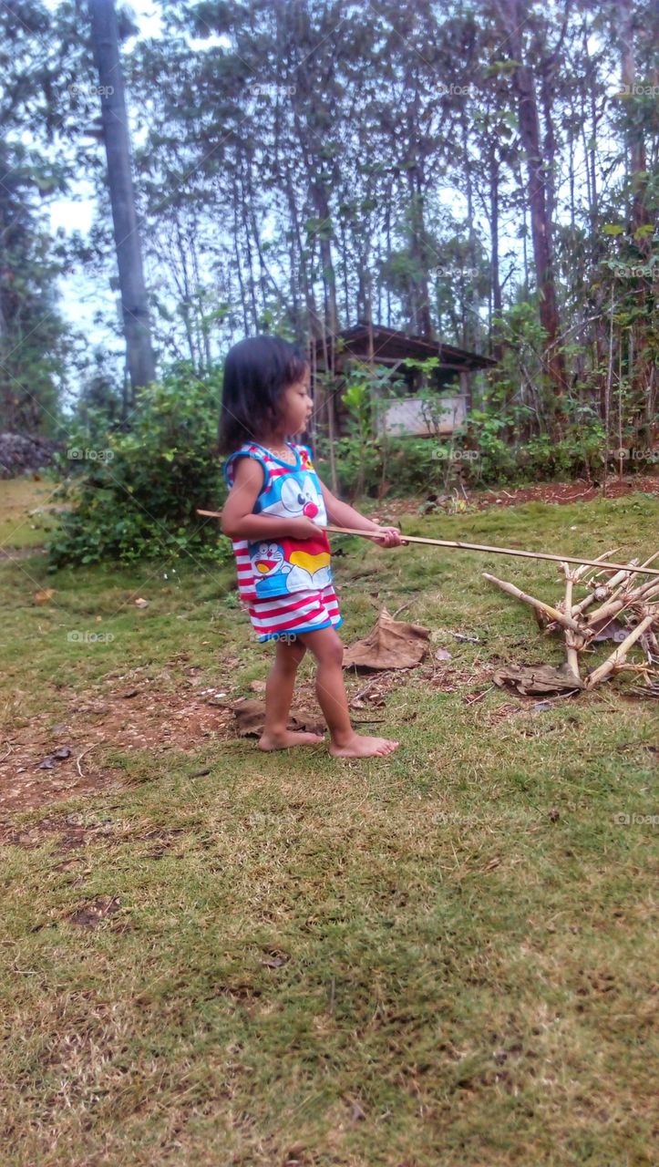 Khanaya bermain bambu