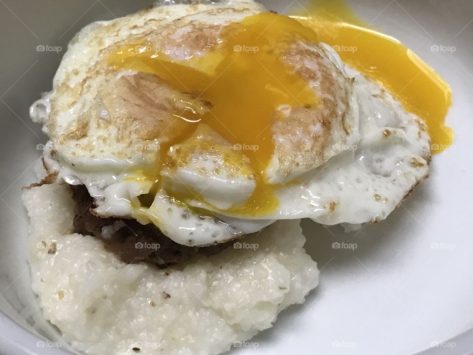 Fried egg sausage and grits 
