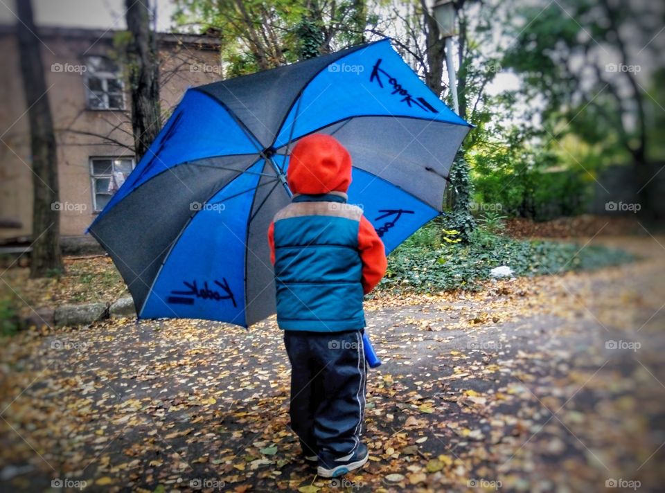 child with an umbrella ребёнок с зонтом