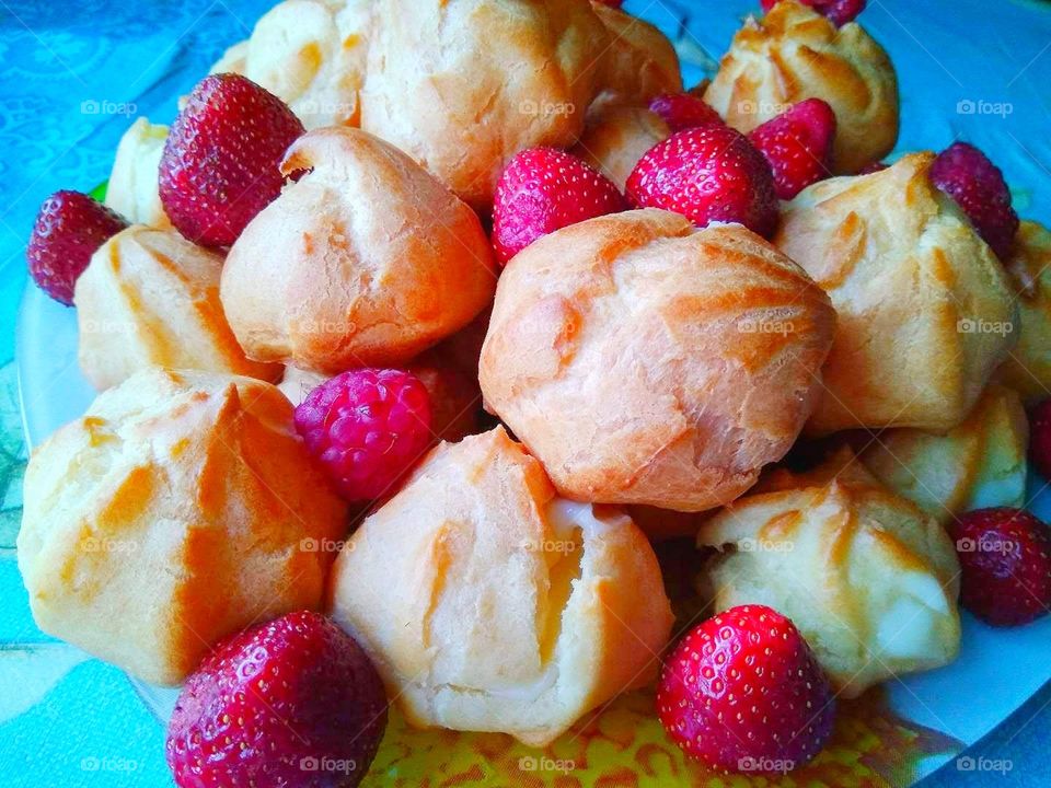 Cake ecklers with brewed cream, strawberry and raspberry
