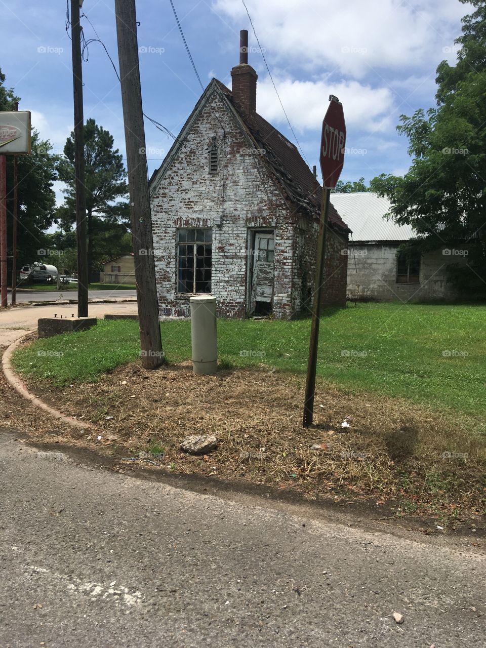 Just driving around yard sales and seen this old building with lots of character.