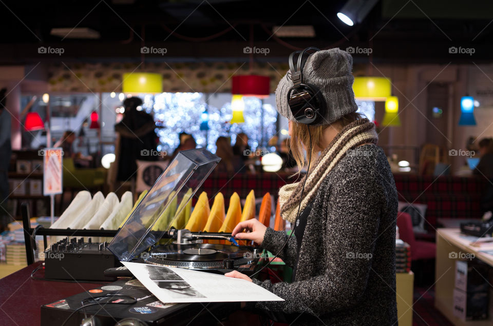 We were having such a good time listening some vinyls and enjoying this cozy christmas atmosphere.