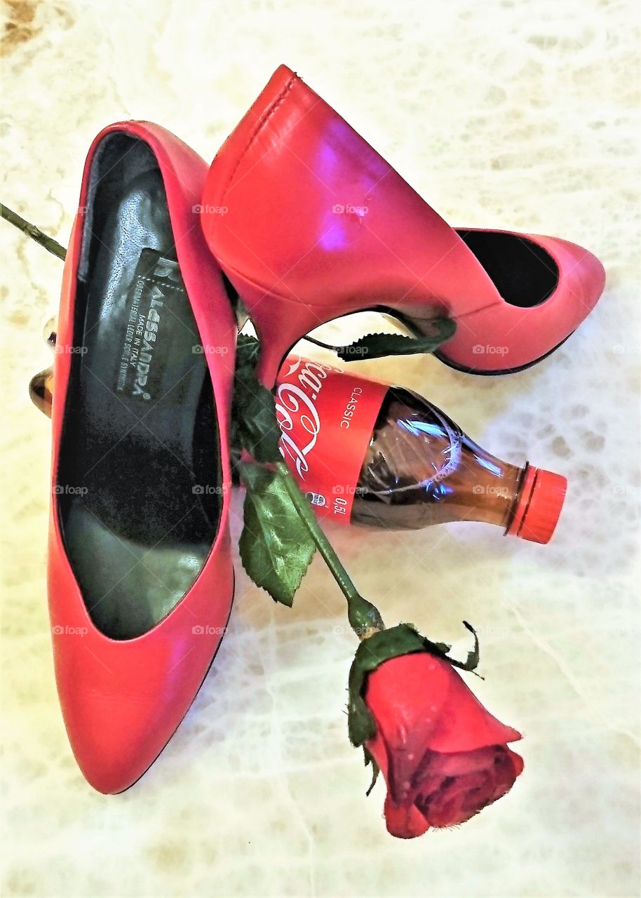 Coca Cola, красные туфли и роза 🌹